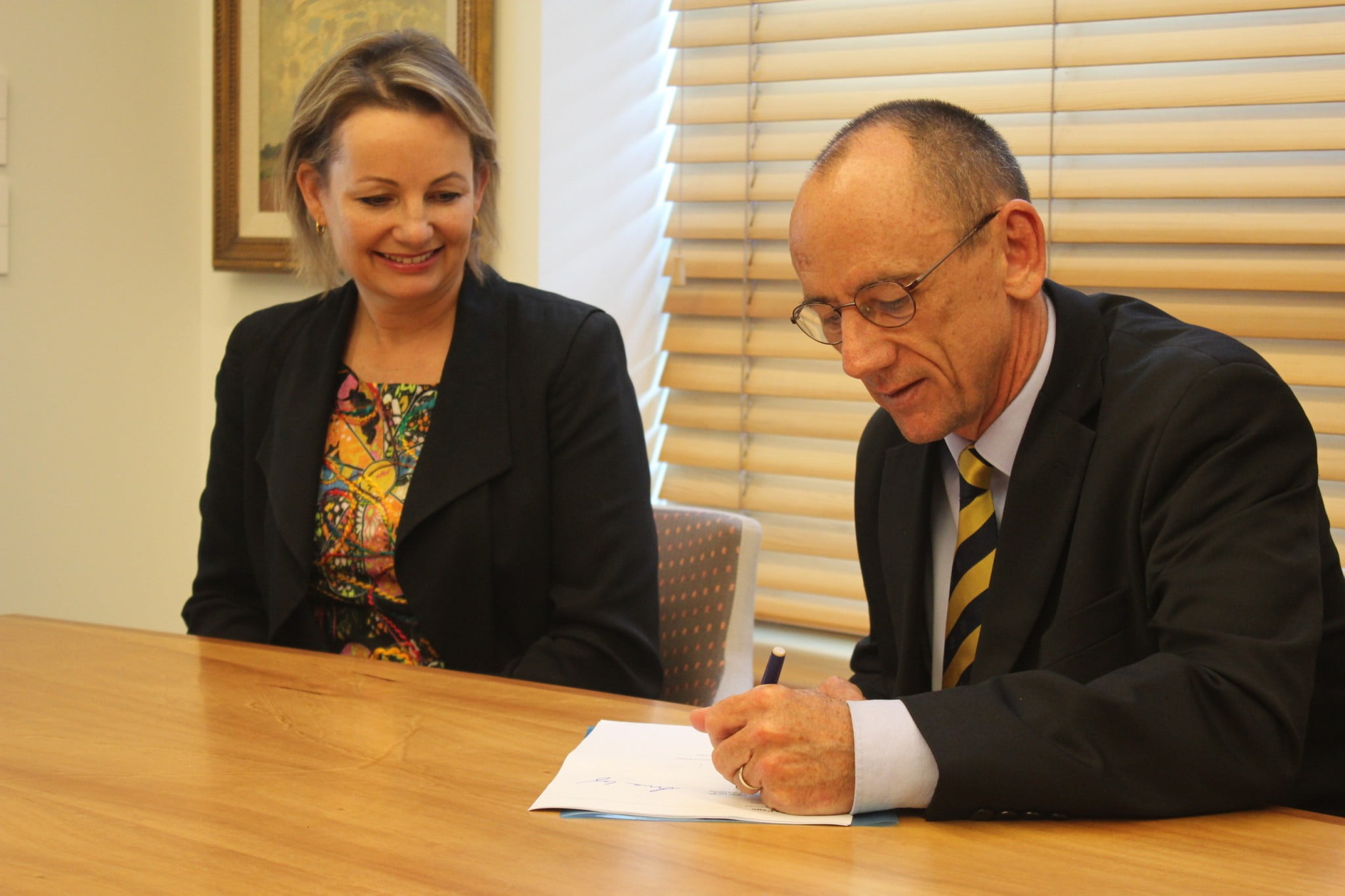 Sussan Ley and David Quilty sign the Sixth Community Pharmacy Agreement