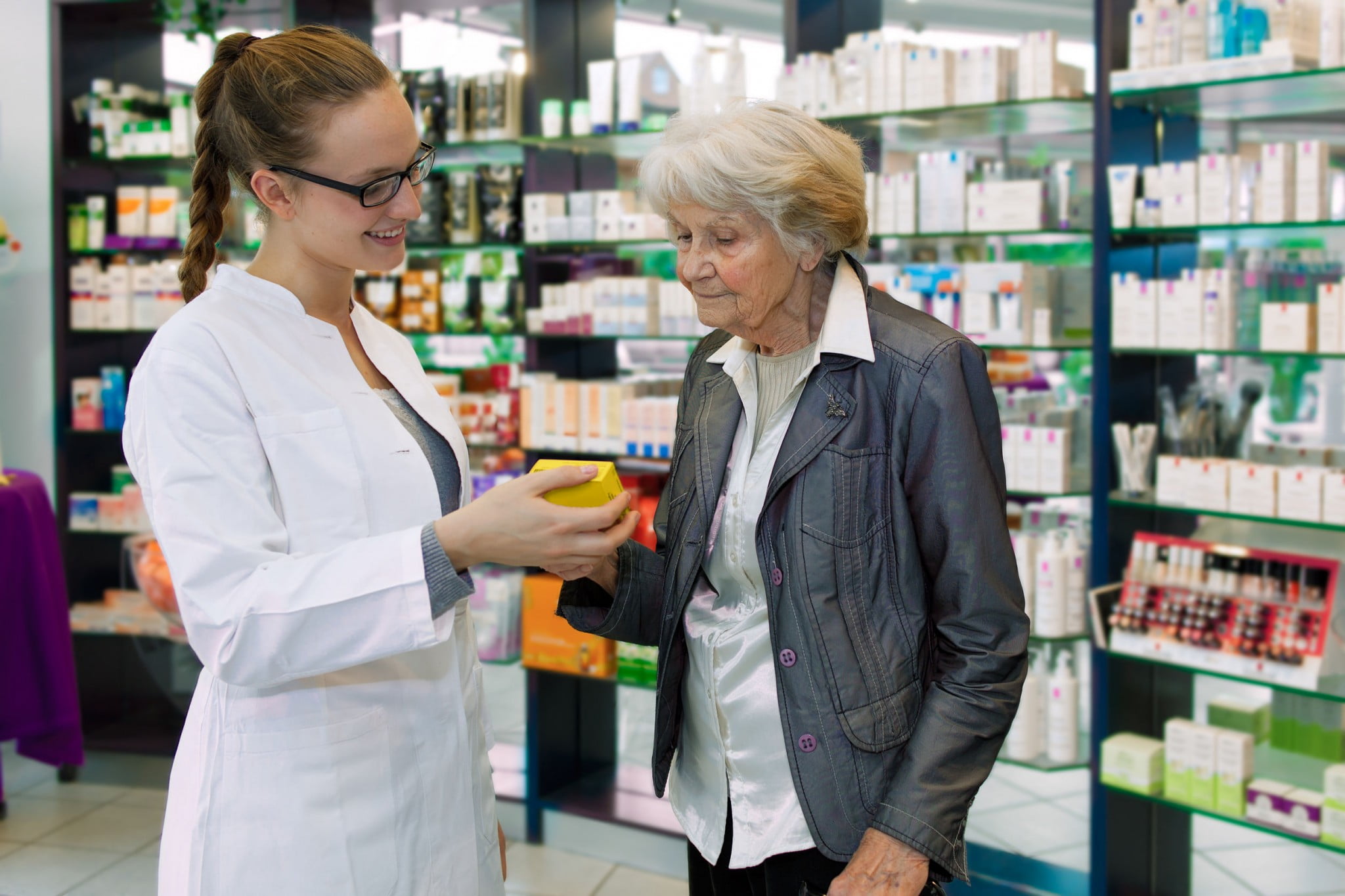 health services: pharmacist talks to patient